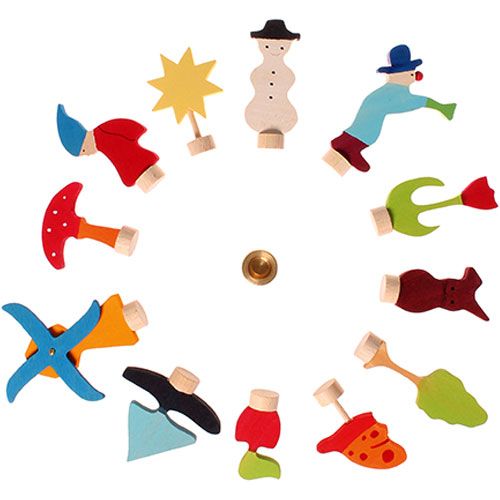 Grimm's houten decoratiefiguren voor de jaargetijden, zoals een sneeuwpop, ster en kabouter, in een cirkel rond een messing houder.
