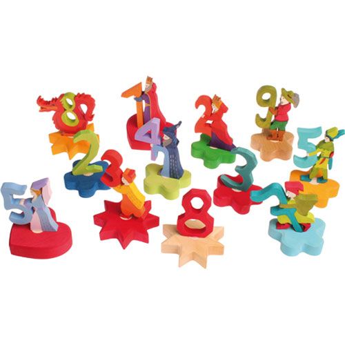 Een collectie van tien kleurrijke grimm's houten decoratie figuren, elk een nummer van 1 tot 10 met een klein figuurtje erop.