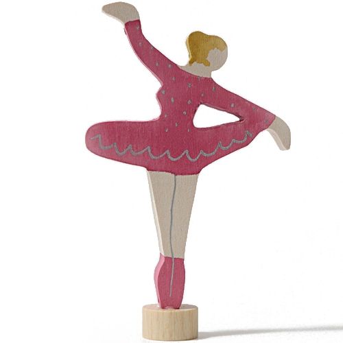 Grimm's houten decoratie figuur van een ballerina in roze met witte stippen, van voren gezien.