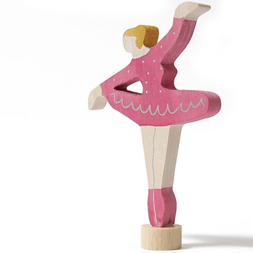 Grimm's houten decoratie figuur van een ballerina in roze met witte stippen, schuin van voren gezien.