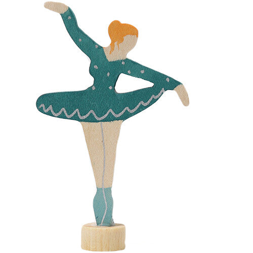 Grimm's houten decoratie figuur van een blauwe ballerina met witte stippen, van voren gezien.