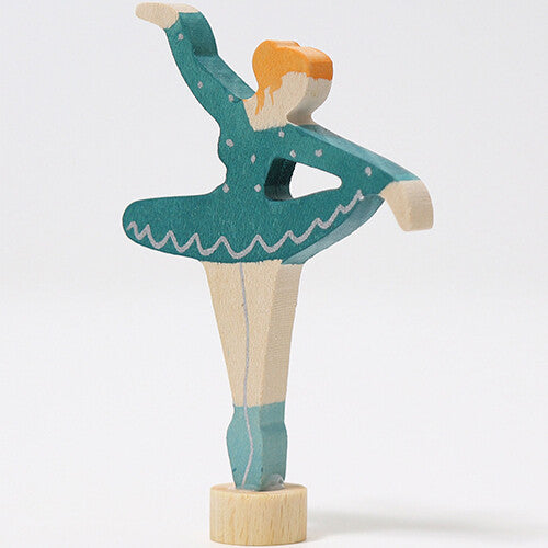 Grimm's houten decoratie figuur van een blauwe ballerina met witte stippen, schuin van voren gezien.