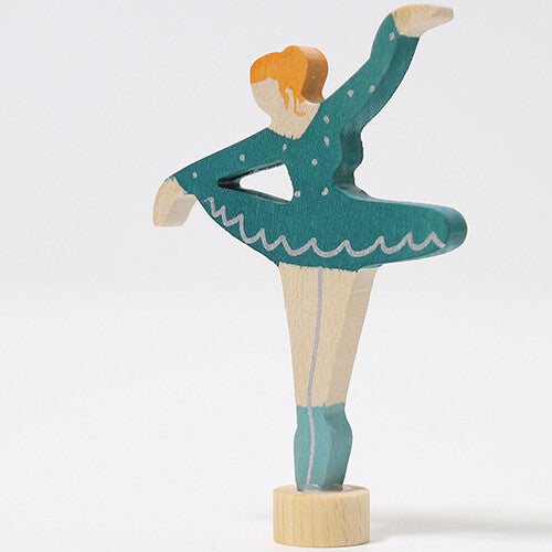 Grimm's houten decoratie figuur van een blauwe ballerina met witte stippen, schuin van voren gezien.