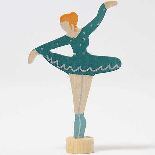 Grimm's houten decoratie figuur van een blauwe ballerina met witte stippen, van voren gezien.