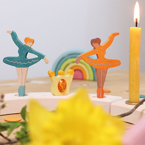 Grimm's houten decoratie figuur van een blauwe ballerina op een houten verjaardagskring met een oranje ballerina en een kaars.