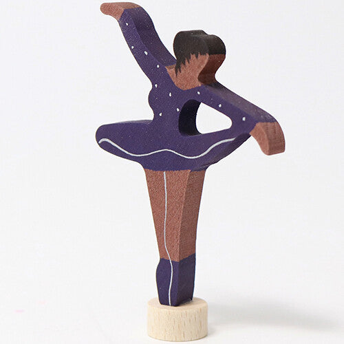 Grimm's houten decoratie figuur van een paarse ballerina met witte stippen, schuin van voren gefotografeerd.