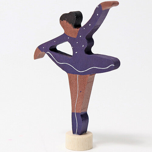 Grimm's houten decoratie figuur van een paarse ballerina met witte stippen, vanuit een andere schuine hoek.