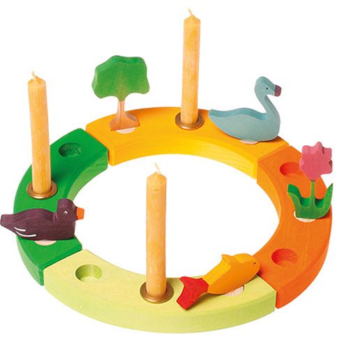 grimm's houten jaarring met kaarsen en decoratie figuren van een boom, zwaan, tulp, vis en eend.