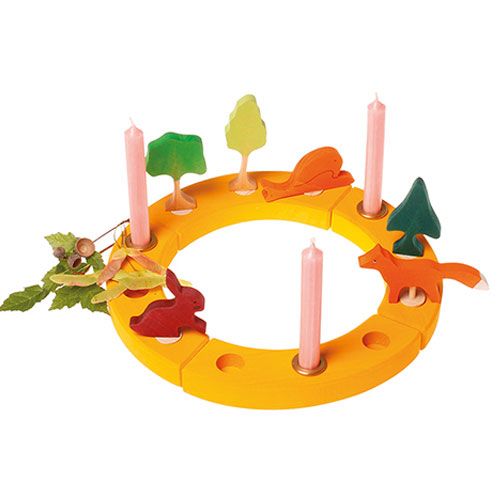 grimm's houten jaarring met kaarsen en decoratie figuren van bomen, een slak, konijn en vos.