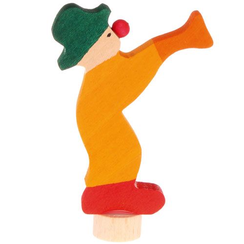 grimm's houten decoratiefiguur van een oranje clown met groene hoed en rode trompet.