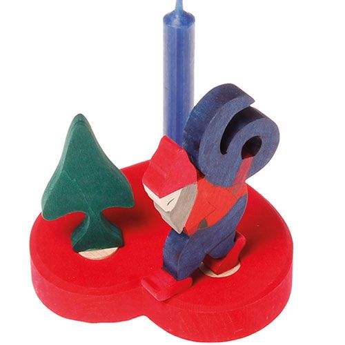 grimm's houten decoratie met een rode kaarsenhouder, een blauwe kaars, een groene dennenboom en een kabouter.