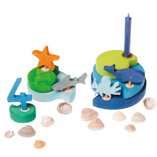 Grimm's houten verjaardagsringen met diverse zee-dieren decoratie figuren en schelpen.