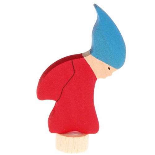 Grimm's houten decoratiefiguur van een dwerg met rode kleding en blauwe puntmuts.