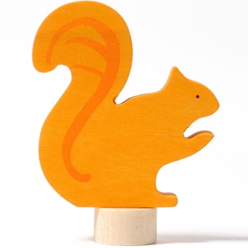 Grimm's oranje houten decoratie figuur van een eekhoorn op een houten voetje.