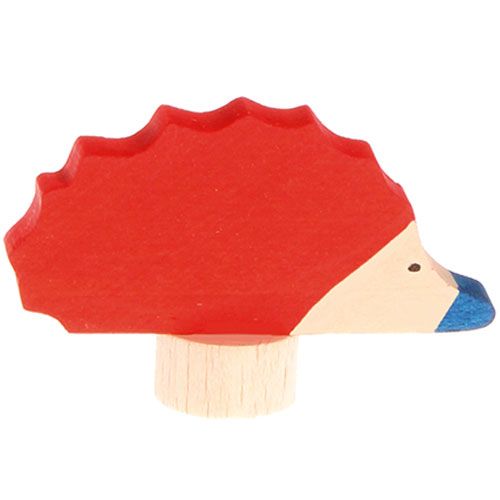grimm's houten decoratiefiguur van een rode egel met een blauwe neus.