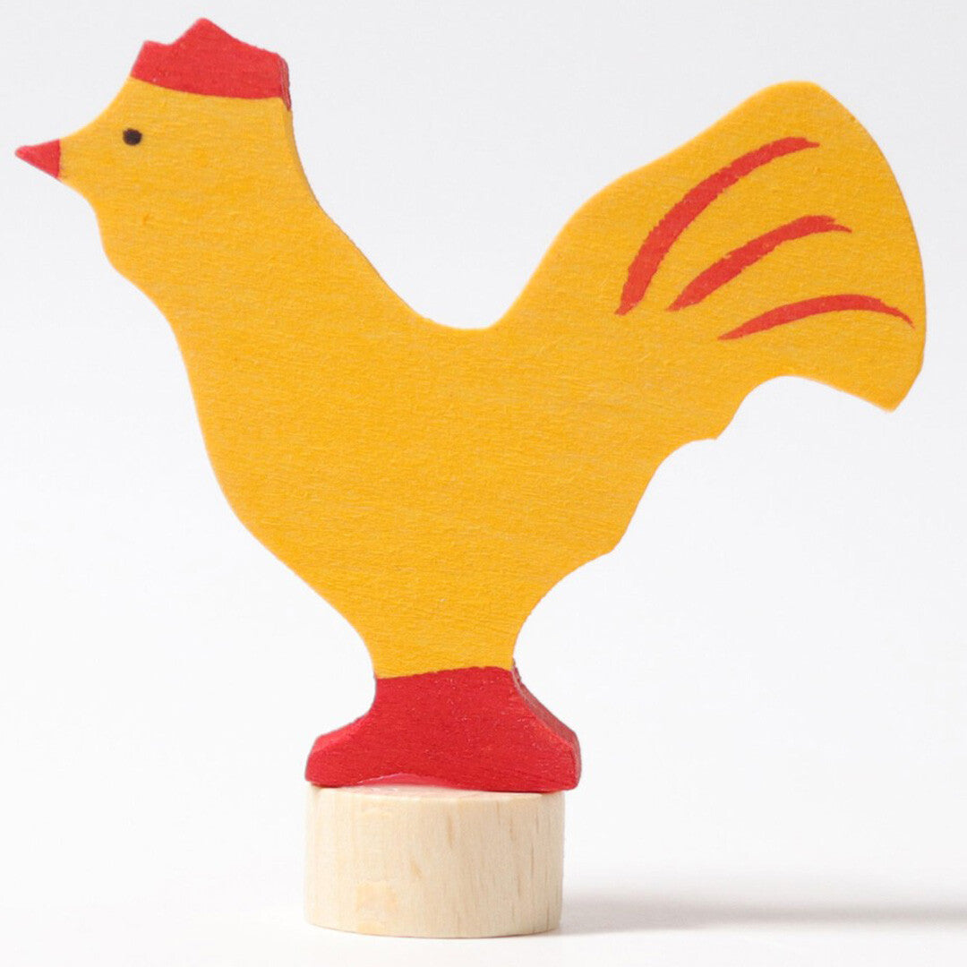 grimm's houten decoratiefiguur van een gele haan, van de zijkant gefotografeerd.