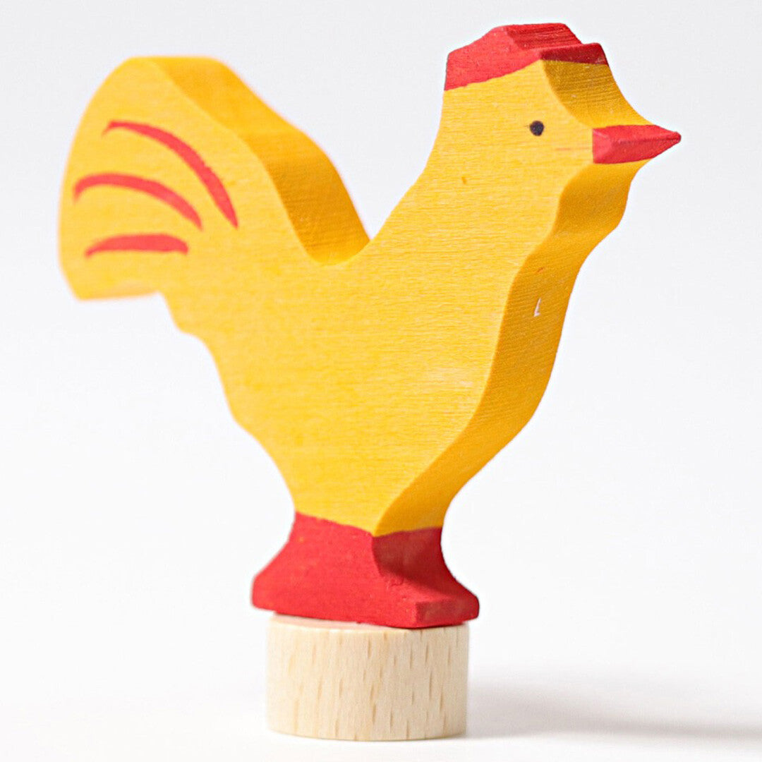 grimm's houten decoratiefiguur van een gele haan, schuin van voren gefotografeerd.