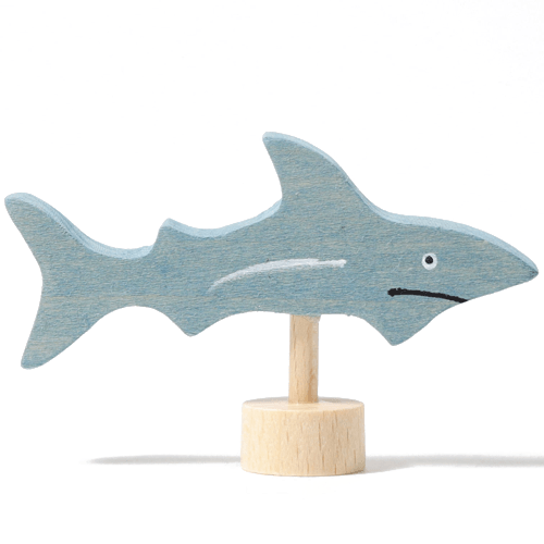 Grimm's houten decoratie figuur van een lichtblauwe haai op een houten voetje.