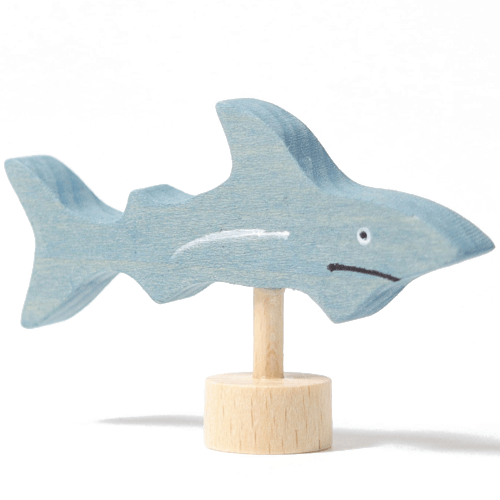 Grimm's houten decoratie figuur van een lichtblauwe haai op een houten voetje.