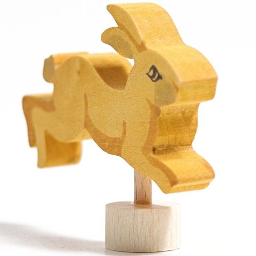 Grimm's houten decoratiefiguur van een springende gele haas, schuin van voren gefotografeerd.