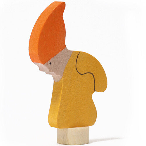 Grimm's houten herfstdwerg decoratiefiguur schuin van voren gezien.