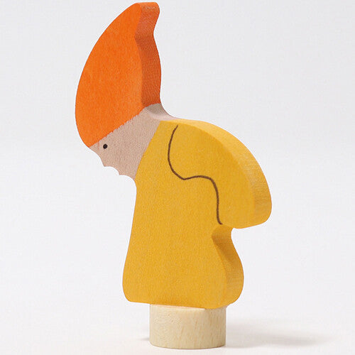 Grimm's houten herfstdwerg decoratiefiguur schuin van achteren gezien.