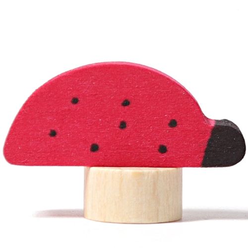 Grimm's houten decoratiefiguur in de vorm van een rood lieveheersbeestje met zwarte stippen.