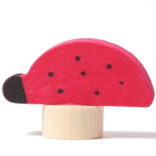 Grimm's houten decoratiefiguur in de vorm van een rood lieveheersbeestje met zwarte stippen.
