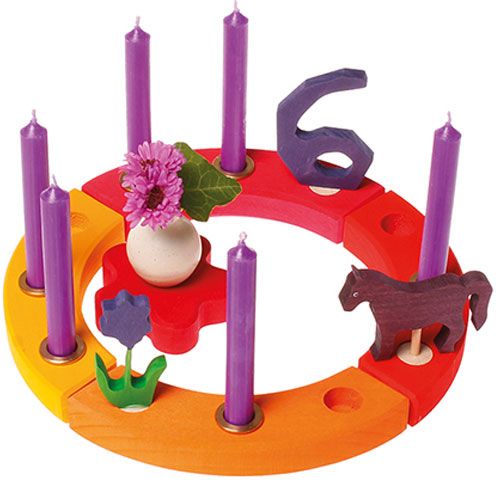 grimm's houten lila bloem decoratie figuur in een kleurrijke verjaardagsring met paarse kaarsen en andere figuren.