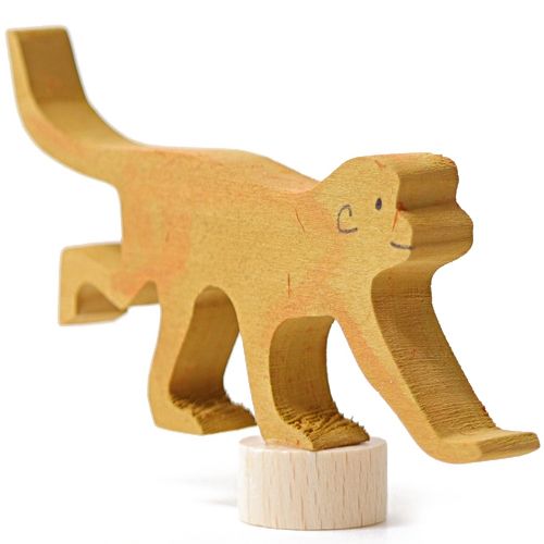 Grimm's houten decoratiefiguur van een gele lopende aap, schuin van voren gefotografeerd, balancerend op een houten voetstuk.