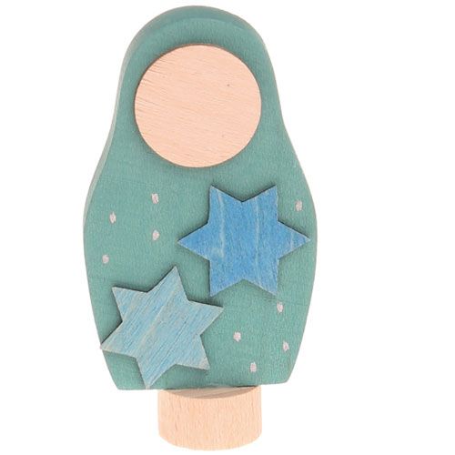 Grimm's groene houten decoratie figuur in de vorm van een matroesjka met twee blauwe sterren.