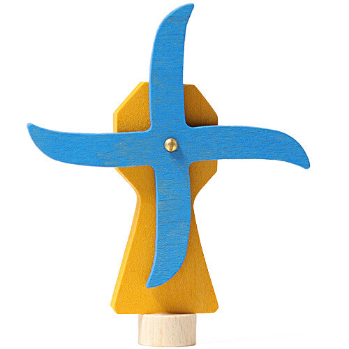 Grimm's houten decoratie figuur van een molen met gele basis en blauwe wieken, van voren gezien.