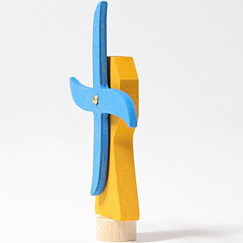 Grimm's houten decoratie figuur van een molen met gele basis en blauwe wieken, schuin van voren gezien.