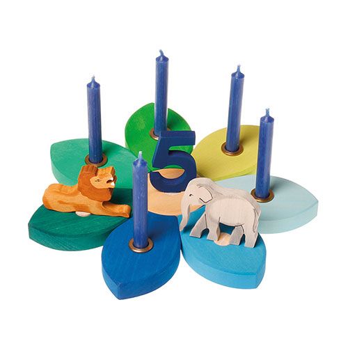 Grimm's houten verjaardagsdecoratie met kaarsen, het cijfer 5, een leeuw en een olifant.