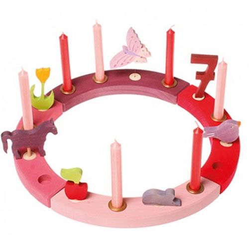 Grimm's violet houten decoratiefiguur paard als onderdeel van een roze houten verjaardagsring met kaarsen en andere figuren.