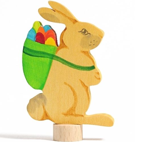 Grimm's houten decoratiefiguur van een paashaas met een mandje vol gekleurde eieren op zijn rug.