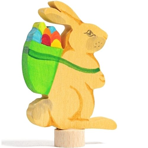 Grimm's houten decoratiefiguur van een paashaas met een mandje vol gekleurde eieren op zijn rug.