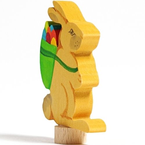 Grimm's houten decoratiefiguur van een paashaas met een mandje vol gekleurde eieren op zijn rug.