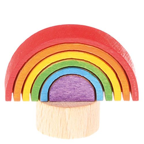 Grimm's houten decoratie figuur van een gestapelde regenboog in felle kleuren.