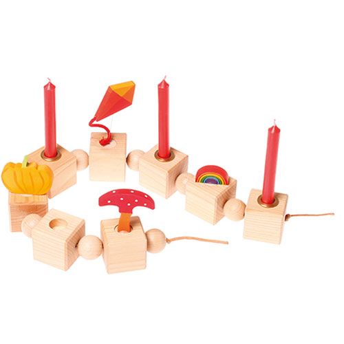 Grimm's houten verjaardagstrein met kaarsen en diverse decoraties, waaronder een regenboogje.