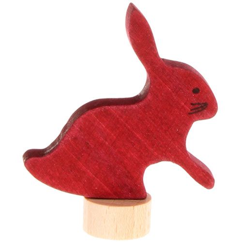Grimm's rood houten decoratiefiguur van een konijn op een kleine houten voet.