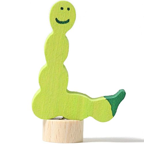 grimm's houten decoratie figuur van een groene rups met een lachend gezicht op een houten voet.