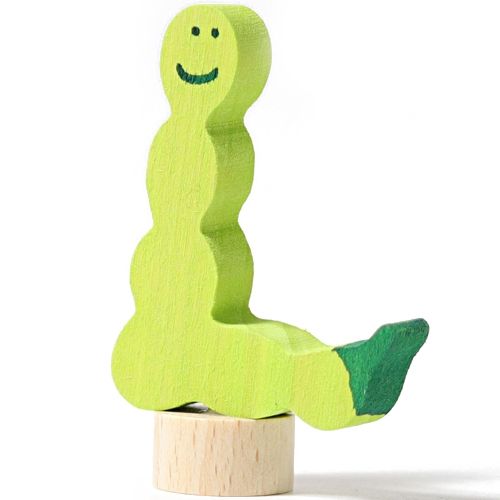 grimm's houten decoratie figuur van een groene rups met een lachend gezicht op een houten voet.
