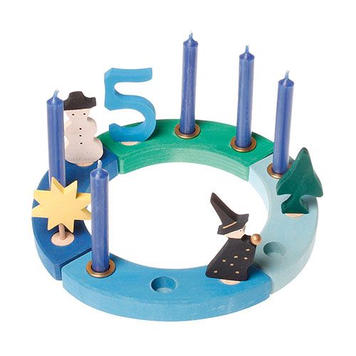 grimm's houten decoratie met een sneeuwpop, heks, kerstboom, ster en het cijfer 5 op een blauwgroene ring met kaarsen.