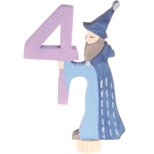 Grimm's houten decoratiefiguur van een tovenaar die het paarse cijfer 4 vasthoudt.