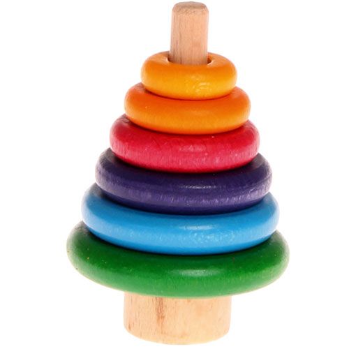 Grimm's houten stapeltoren met zes gekleurde ringen op een houten staaf.