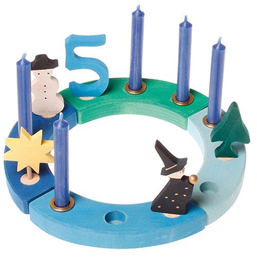 Grimm's houten decoratie figuur van een tovenaar in een blauwgroene houten adventring met kaarsen en andere decoraties.
