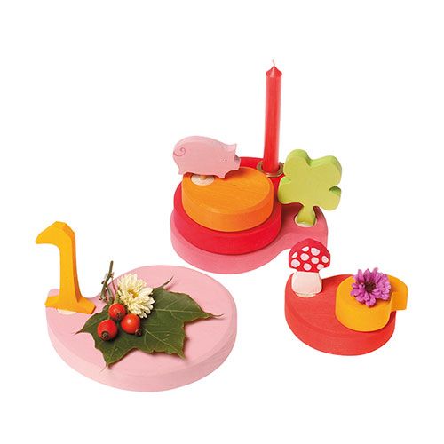 Drie grimm's houten decoratie-elementen met een vliegenzwam, een kaars en een nummer 1.
