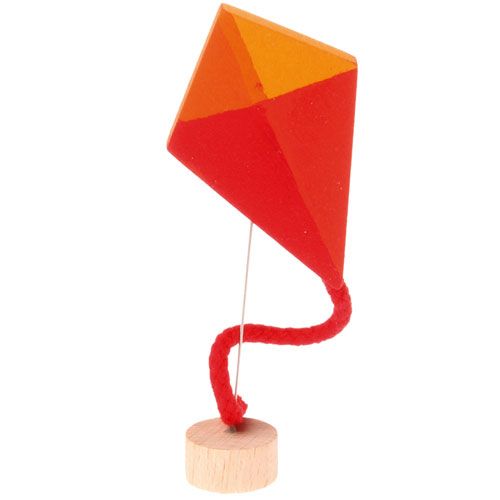 Grimm's houten decoratiefiguur van een rode en oranje vlieger op een houten voet.