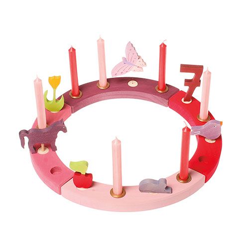 grimm's houten verjaardagsring met roze kaarsen en diverse decoratiefiguren, waaronder een vlinder, paard en het cijfer 7.